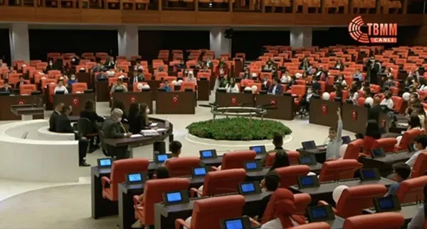 Son dakika: TBMM'de 23 Nisan Özel Oturumu'nda gülümseten anlar! Mustafa Şentop'tan Özgür Özel muhalefet esprisi - 2