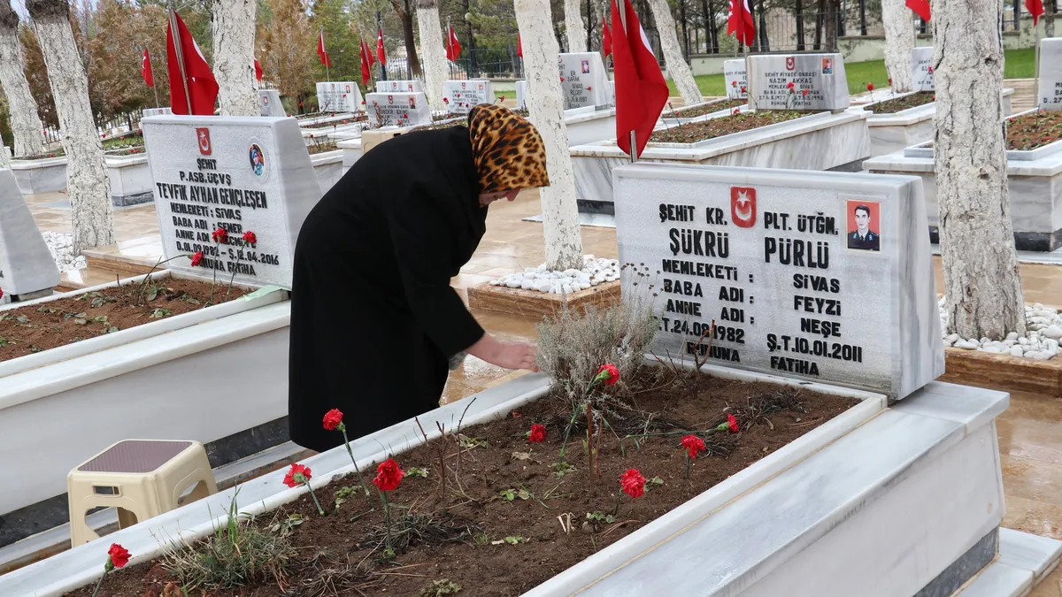 Sivas'ta şehitliklerde hüzünlü bayram