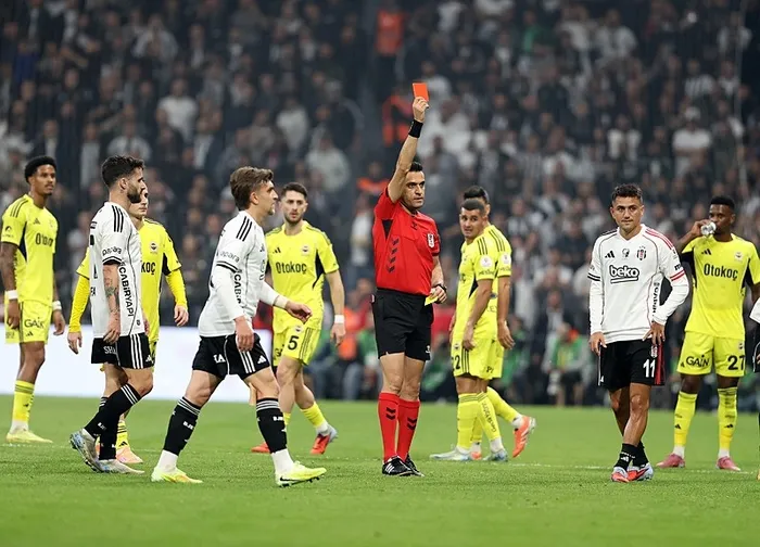 istanbulda-derbi-heyecani-besiktas-fenerbahce-maci-basladi-canli-anlatim-1762107558851.jpeg Beşiktaş'ta Orkun Kökçü yaptığı hareketin ardından kırmızı kartla oyun dışı kaldı. (AA)