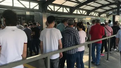 ’Yeni normalleşme’de 3. hafta! Metrobüs durağında endişelendiren görüntü