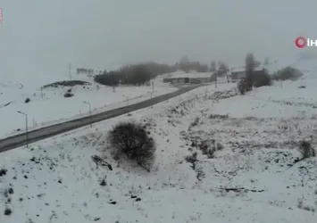 Bayburt’un yüksek kesimlerinde kar yağışı