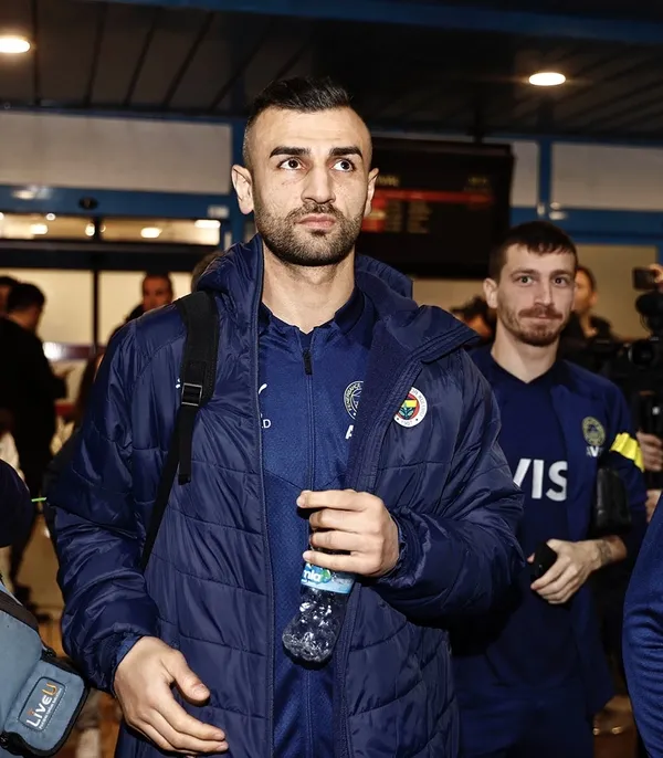 1671812827718.jpg Fenerbahçe dev derbi için Trabzon'a gitti! Jesus'u minik taraftarlar çiçekle karşıladı - 2