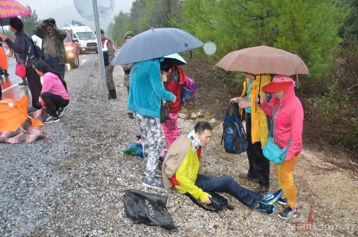 Antalya'da tur midibüsü şarampole devrildi ölü ve yaralılar var 8