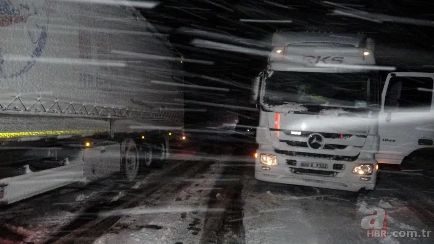 Kış erken geldi! Tipi şeklinde aniden bastıran kar yolları kapattı | 2 il arası yol trafiğe kapandı 10