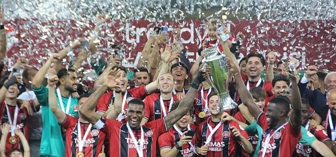 Son bilet Karagümrük’ün! Süper Lig’e yükselen Fatih Karagümrük kupasını aldı | Başkan Erdoğan’dan tebrik mesajı...