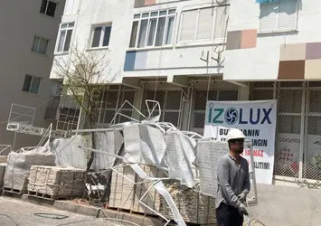 İzmir'de inşaat iskelesi çöktü: 3 işçi hayatını kaybetti