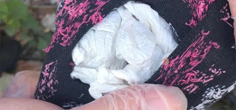 Polisi görünce attıkları çoraptan uyuşturucu çıktı