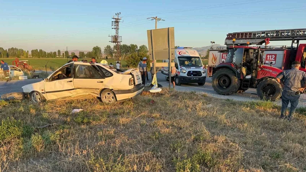 Otomobil ile traktörün çarpıştığı kazada 4 kişi yaralandı