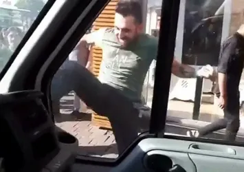 Kadıköy'de minibüsçü terörü! Yolu kapatan kamyonete tekmelerle saldırdı