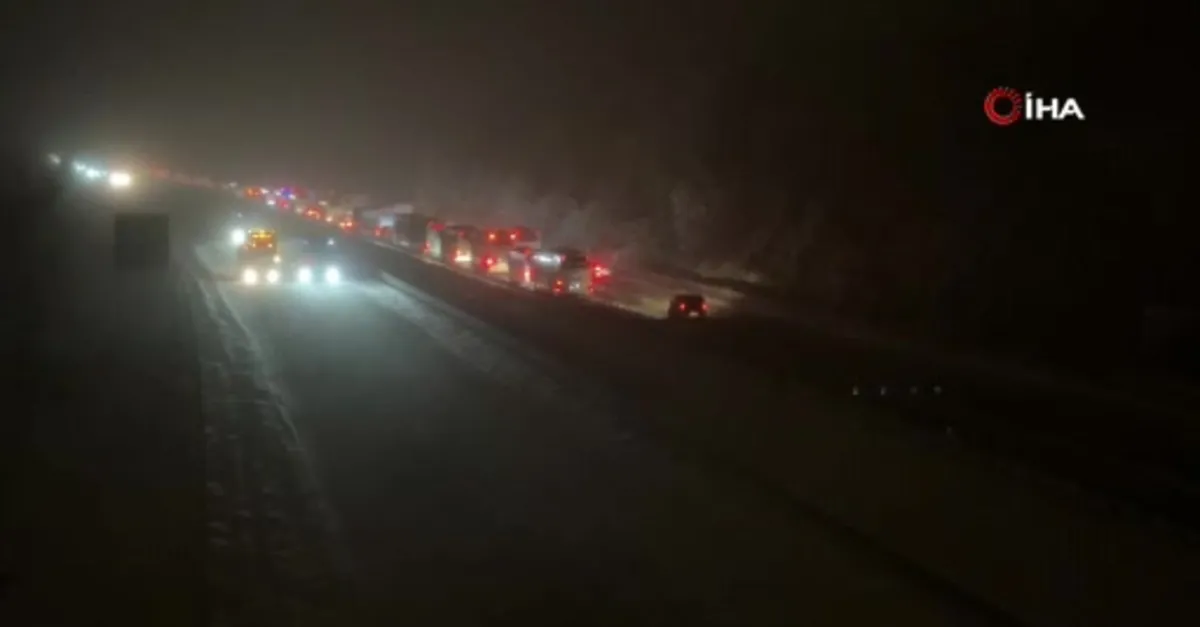 TEM Otoyolu'nda 3 TIR yolu trafiğe kapattı
