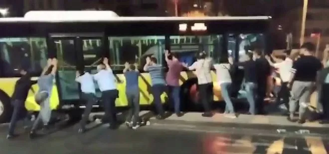 İstanbul’da bir İETT otobüsü kazası daha! Refüjde asılı kaldı