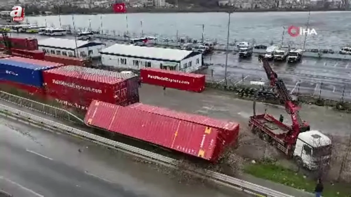 Küçükçekmece 'de şiddetli rüzgar eski gümrük sahasında konteynırları devirdi