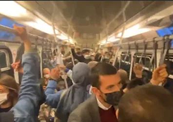 Son dakika: İstanbul'da metrolar tıklım tıklım! Sırt sırta yolculuk