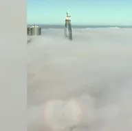 Gökdelenler gökyüzünde kayboldu! O şehri sis yuttu