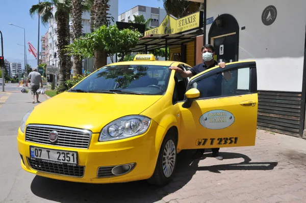 Doğum sancıları tutunca hemen taksiye bindi! Hastaneye yetişemeden takside doğurdu - 3