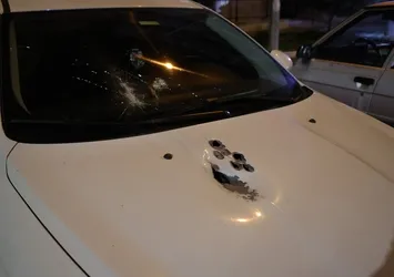 Elazığ’da aynı mahallede peş peşe silahlı saldırı! Muhtarın aracına silahlı saldırı: 2 yaralı