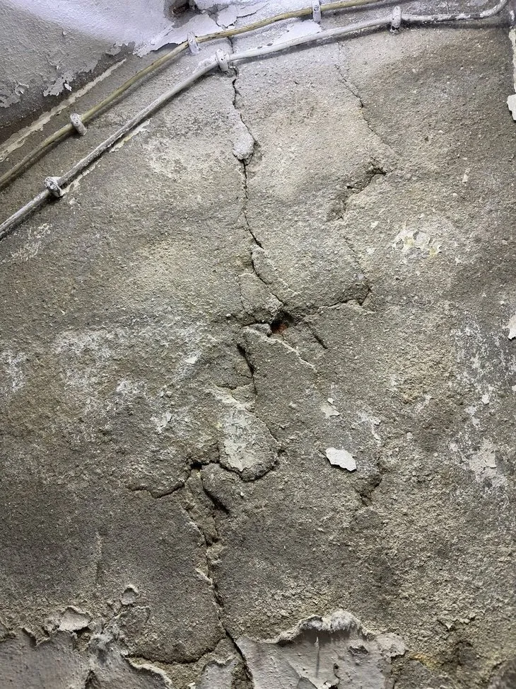 Bakırköy’de esnafı tedirgin eden manzara: Demirler eğrilmiş beton dökülüyor