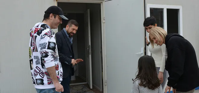 Balıkesir'de yaşayan İranlı aile depremzedeler için otomobilini satarak konteyner aldı