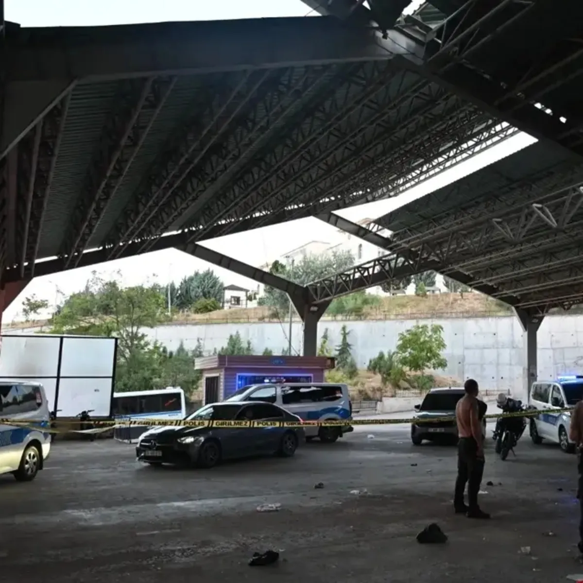 Kırıkkale'de pazar yerinin çatısından düşen işçi ağır yaralandı