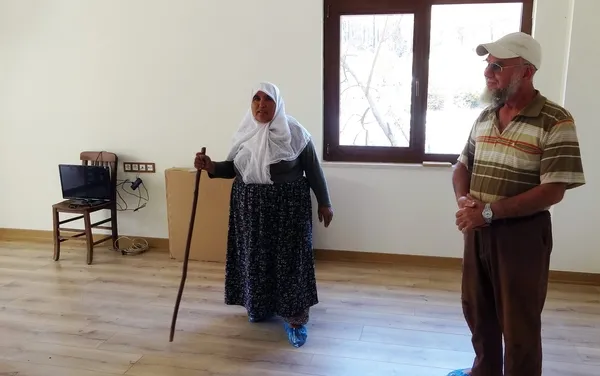 marmaristeki-orman-yangininda-evleri-kule-donen-aile-yeni-evlerine-kavusuyorlar-1630918519874.jpg Marmaris’teki orman yangınında evleri küle dönen aile yeni evlerine kavuşuyorlar - 2