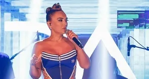 Sahne tarzı olay oldu!