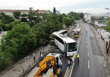 Son dakika | Üsküdar'da İETT otobüsü ile iki tur otobüsü çarpıştı! Manzara savaş ortamını andırıyor
