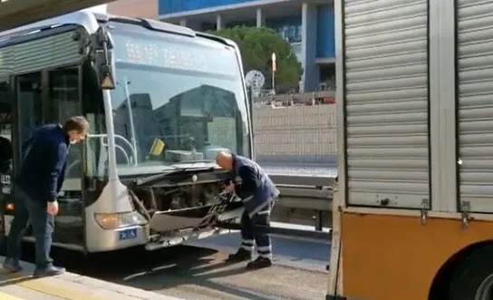 İstanbul’un bitmek bilmeyen çilesi! Metrobüs yarı yolda arıza yaptı