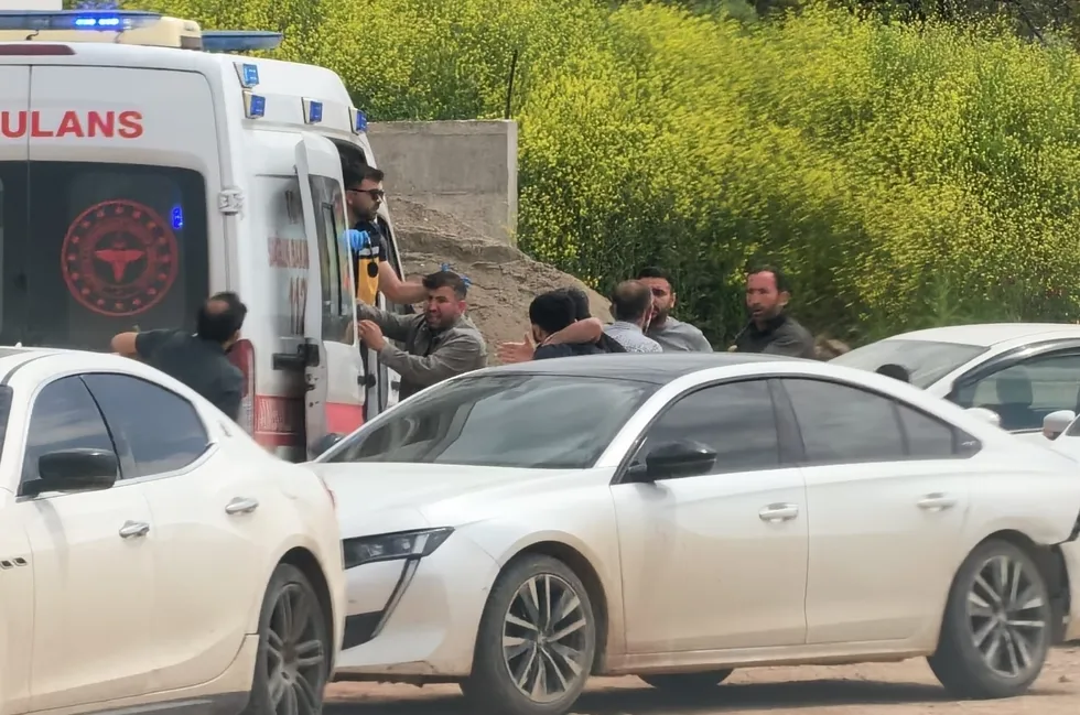 Bursa’da şantiye karıştı! İşçiler birbirine girdi, ambulanstaki yaralıyı hedef aldılar - 2