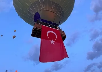 Kapadokya'da 19 Mayıs coşkusu! Türk bayrağı ve Atatürk görselleriyle havalandılar
