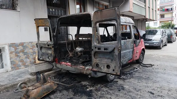 samsunda-korkutan-yangin-kundaklanan-minibusten-eser-kalmadi-1654494540332.jpg Samsun'da korkutan yangın! Kundaklanan minibüsten eser kalmadı - 9