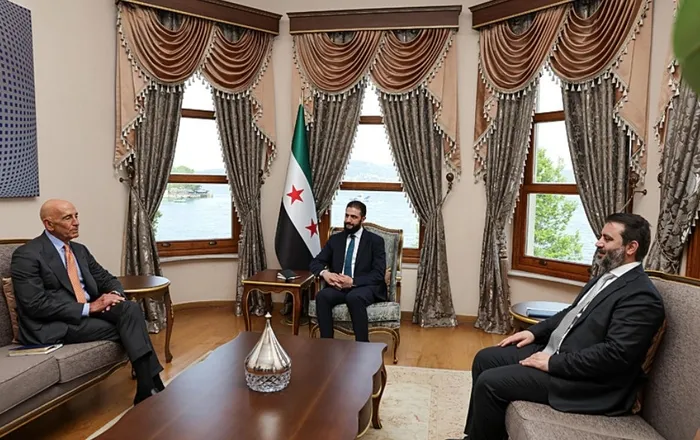 atina-turk-diplomasinin-golgesinde-kaldi-abd-buyukelcisi-barracki-hedef-aldi-yunan-gazeteden-turk-ajani-suclam-1749466111531.jpg Suriye Devlet Başkanı Ahmed el-Şara, Dışişleri Bakanı Esad eş-Şeybani ve Suriye Özel Temsilcisi Thomas Barrack (REUTERS)