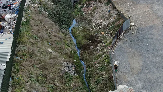 İstanbul'da şoke eden görüntü! Dere mavi siyah akıyor ve Alibeyköy Barajı'na ulaşıyor - 1