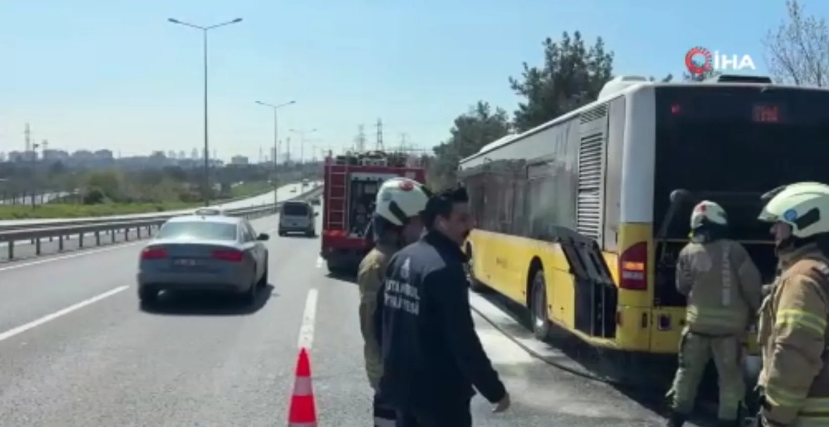 İstanbul Eyüpsultan'da İETT Otobüsünde Yangın Kontrol Altına Alındı