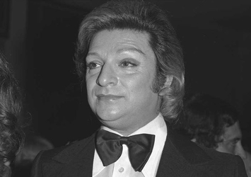 Zeki Müren’in 1960'lı yıllarda tasarladığı halılar İtalya’da satışa çıktı!