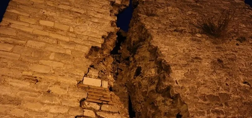 İstanbul'daki şiddetli depremde tarihi surlar da zarar gördü