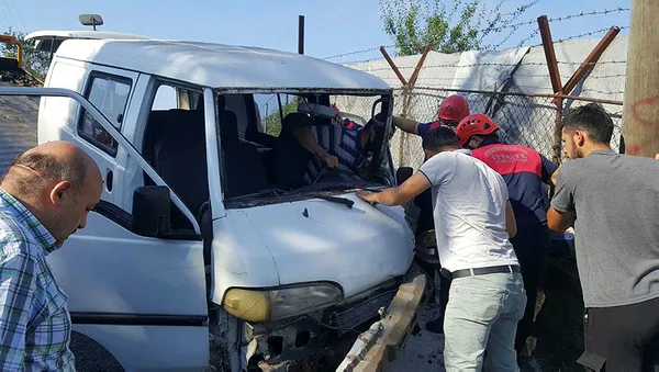 Freni boşalan minibüs elektrik direğine çarptı: 2 yaralı - 3