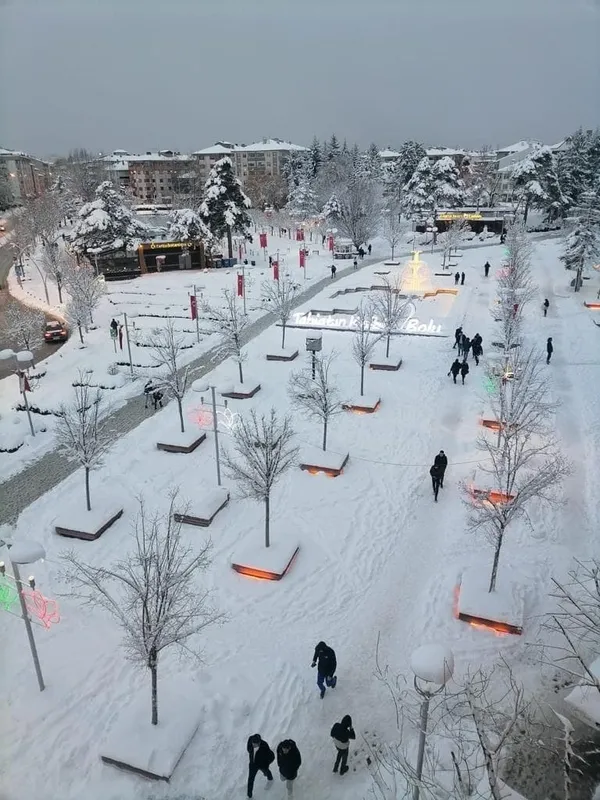Kar yollarda geçit vermiyor! Kar ve tipi nedeniyle hangi yollarda aksamalar yaşanıyor?