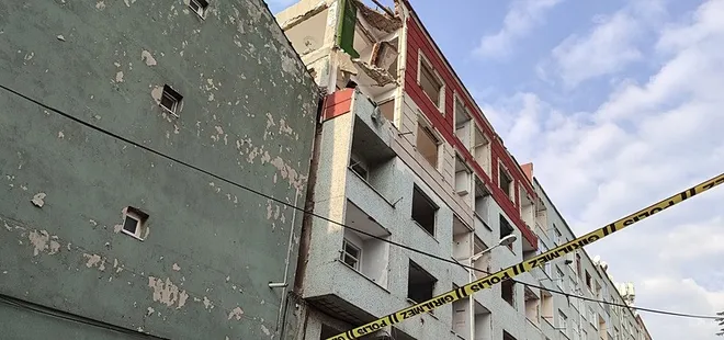 Bayrampaşa'da boş binanın balkonu çöktü! 2 araç pert oldu