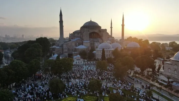 Türkiye’de ve İslam dünyasında Kurban Bayramı sevinci! Camiler doldu taştı