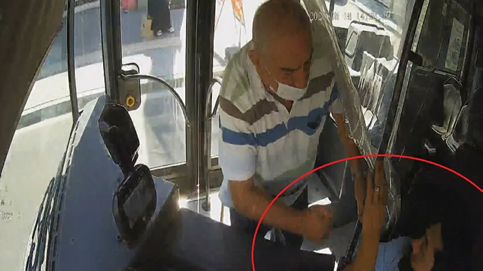 Yaşlı adam seyir halindeki otobüsün şoförünü tokatladı! İşte o anlar