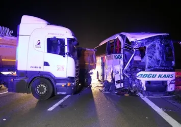 Anadolu Otoyolu'nda feci kaza! Tır ile yolcu otobüsü birbirine girdi: 18 kişi yaralandı