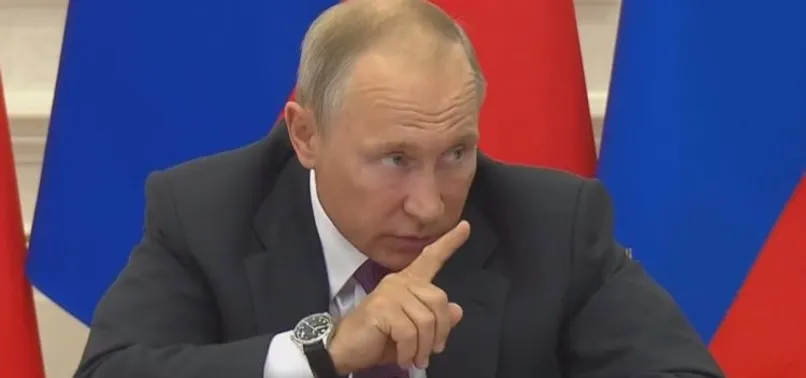 Kameralar önünde Bakanı'na fırça kaydı