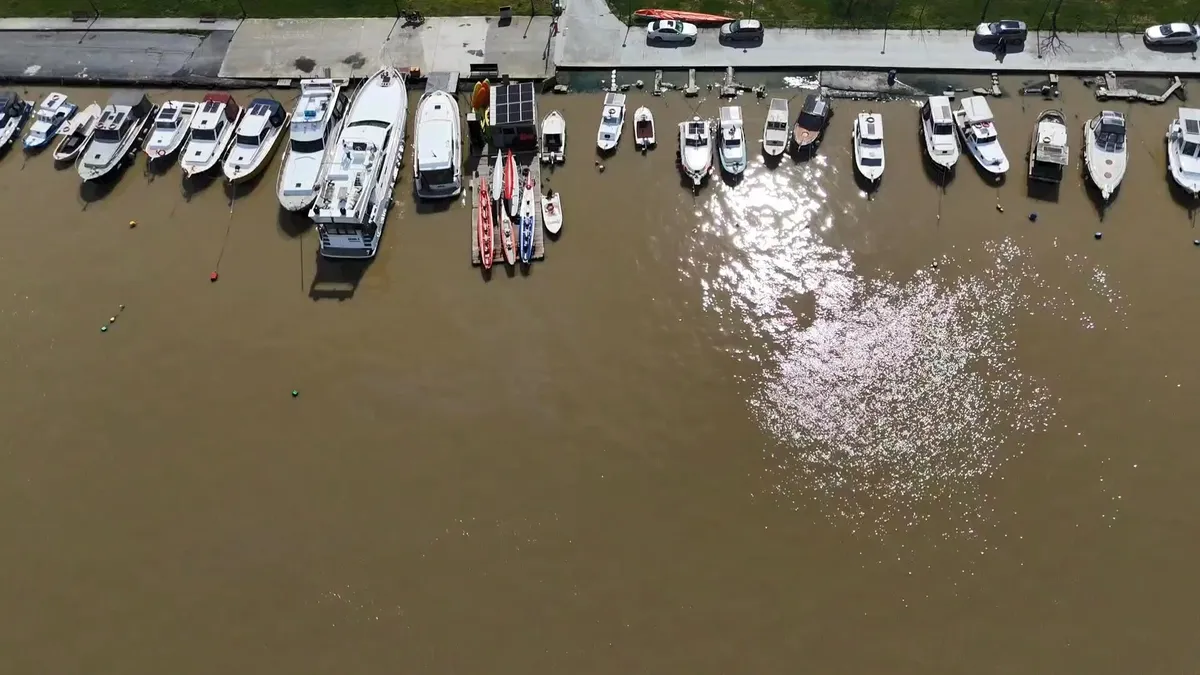 İstanbul'da değişmeyen manzara: Haliç yine kahverengiye büründü