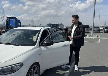İstanbul'da bir garip olay: Çarptığı otomobili tamir etmeden gitmedi