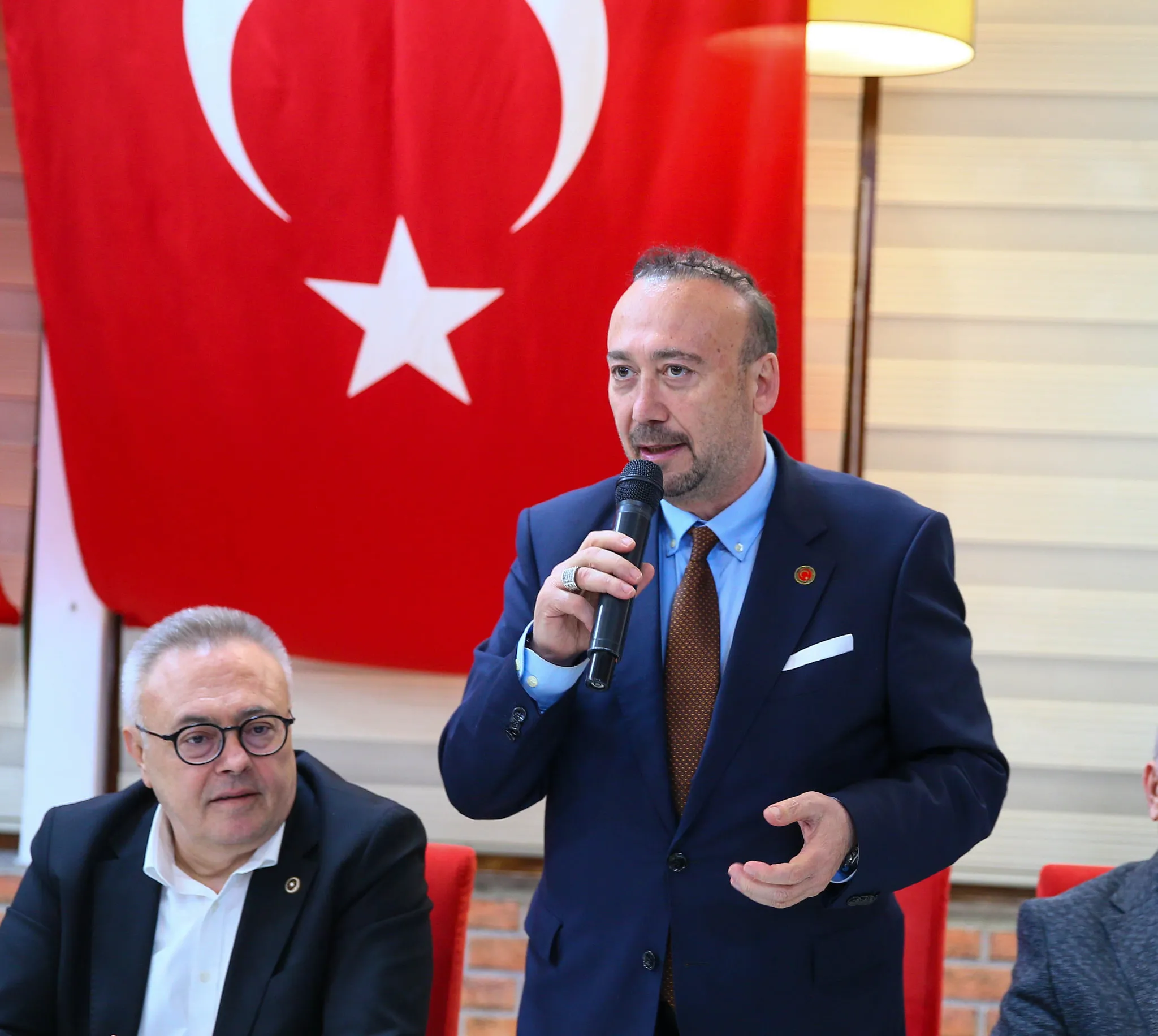 CHP'li Özkan Yalım'ın pavyon yolsuzluğu! Çalışanların maaşını belediyeye ödetti!