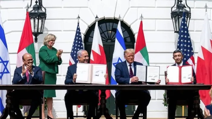 trumpin-gazze-plani-ingiliz-dergi-topa-tuttu-arap-ulkeleri-utanc-verici-bir-pozisyonda-1739960348368.jpg İsrail'le normalleşme kapsamında İbrahim Anlaşmaları imzalanırken (Arşiv)