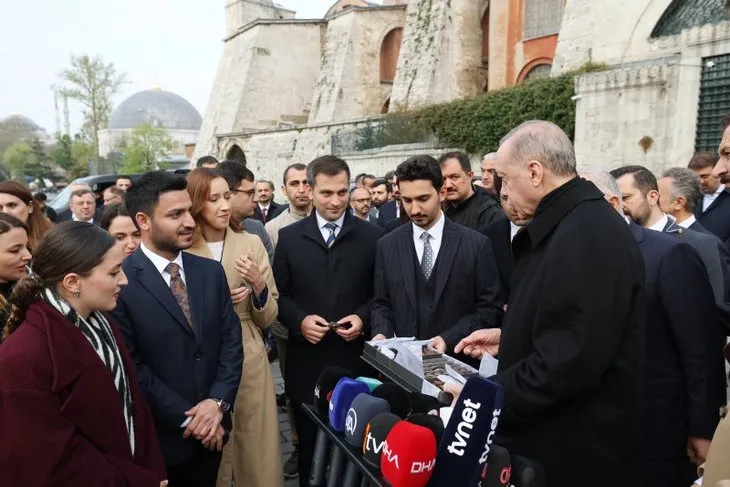 Başkan Erdoğan gazetecilere börek ikram etti