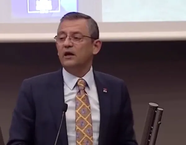 ’Özel’ muamele! Tunç Soyer Özgür Özel’in konuşmasını dinlemeden salonu terk etti