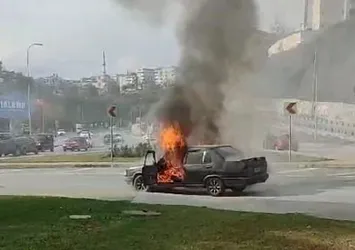 İstanbul'da korku dolu anlar! Hareket halindeki araç alev alev yandı