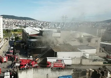 İstanbul Sancaktepe'de korkutan yangın! 3 katlı mobilya imalathanesi dumanlar içinde kaldı